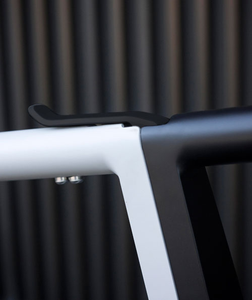  With just one quick release lever, the frame of the bike can be quickly divided. 